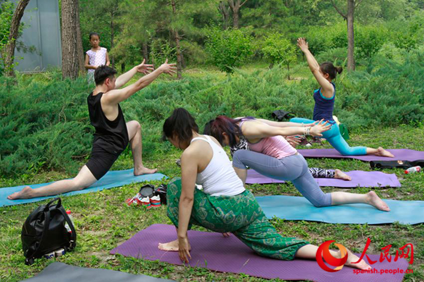Este 21 de junio, con prácticas masivas de asanas (posturas), meditación y cánticos China celebró el Día Internacional del Yoga. En el parque de Chaoyang, en Pekín, cientos de personas se reunieron junto a instructores de distintas academias y grupos para recibir clases gratuitas y aprender los principios de la milenaria ciencia Yoga. (Foto: YAC)