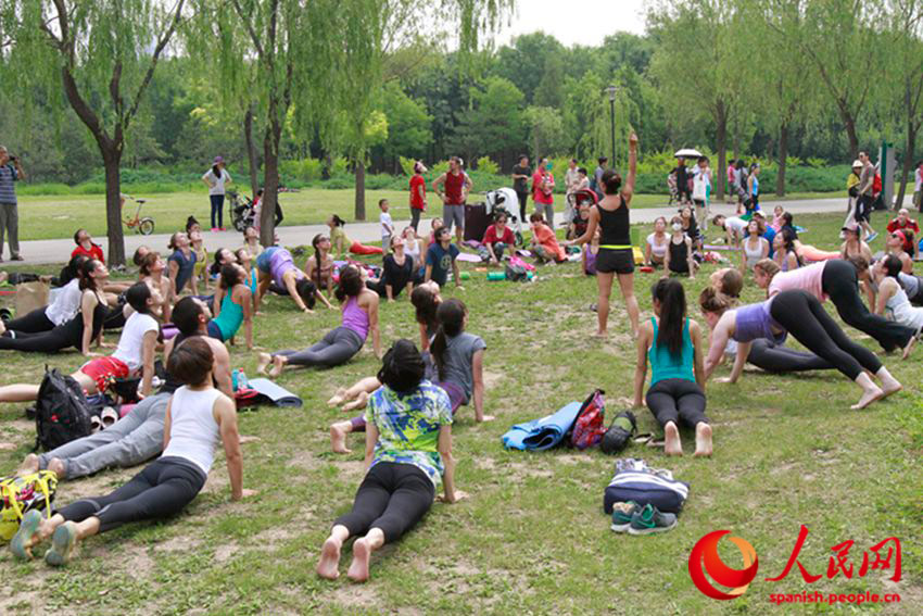 Este 21 de junio, con prácticas masivas de asanas (posturas), meditación y cánticos China celebró el Día Internacional del Yoga. En el parque de Chaoyang, en Pekín, cientos de personas se reunieron junto a instructores de distintas academias y grupos para recibir clases gratuitas y aprender los principios de la milenaria ciencia Yoga. (Foto: YAC)