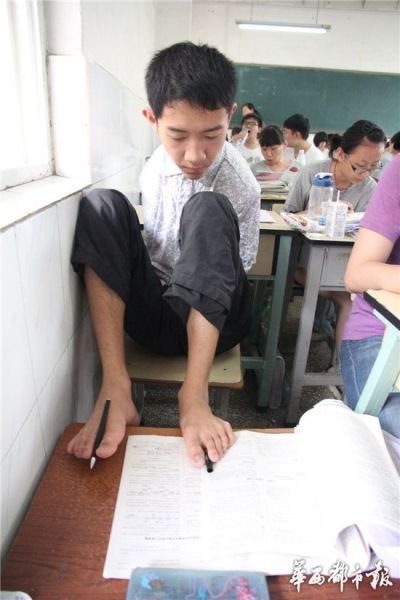 Estudiante sin brazos consigue excelentes resultados en el “Gaokao”