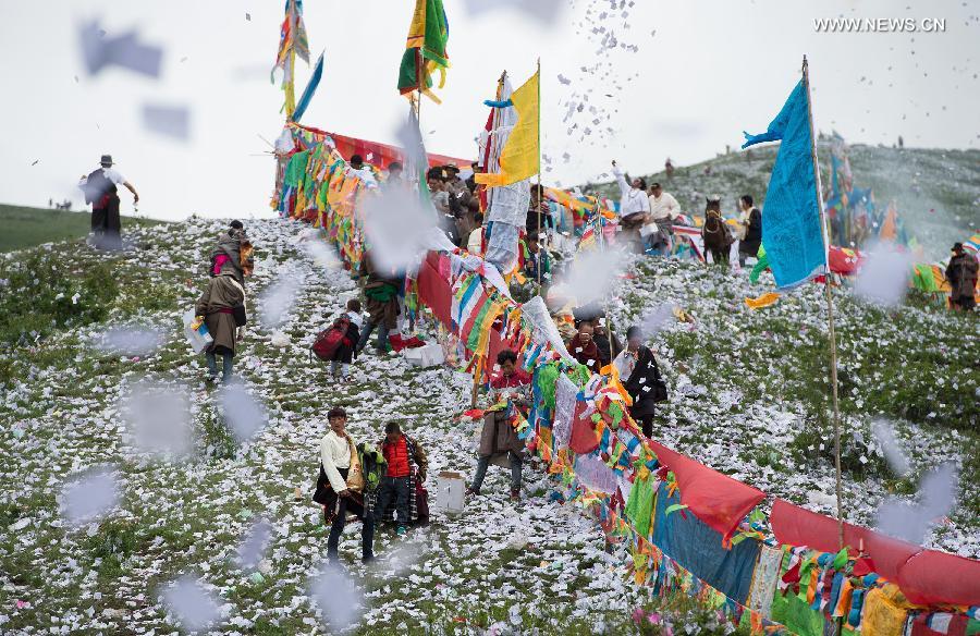 Los tibetanos celebran el Festival de la Quema de Ofrendas