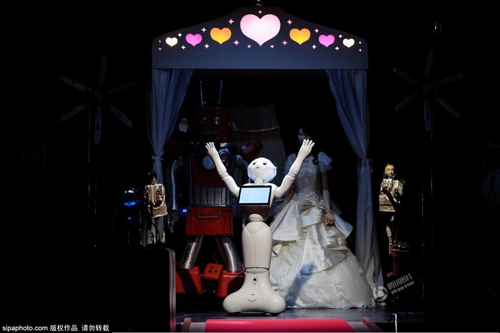 El robot Aldebaran presidió la boda.