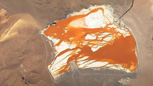 Astronauta captura una imagen de un lago naranja «de otro mundo»
