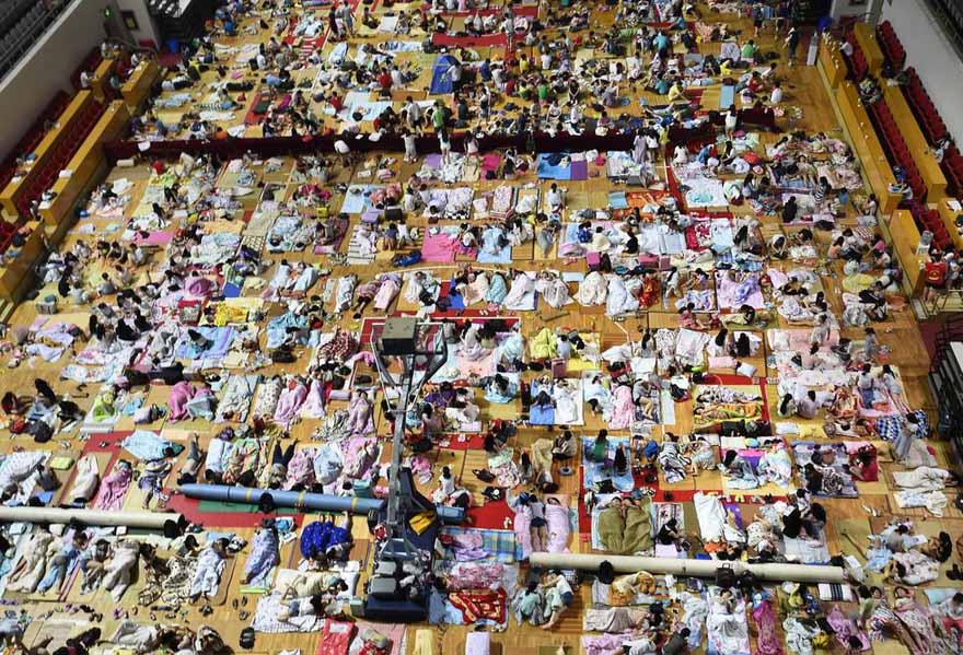 Los estudiantes duermen en el suelo del gimnasio en la Universidad Normal de Wuhan, provincia de Hubei, el 29 de junio de 2015.