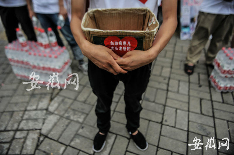 Para pagar los gastos médicos costosos, los padres llevaban ya una semana vendiendo agua en la calle y ya han consiguieron miles de yuanes para sus hijos. La foto muestra que Shang Tianyou, un niño leucémico, está vendiendo agua junto a su padre. 