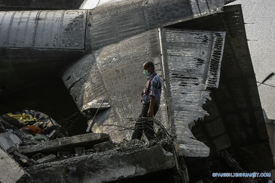 Recuperan 141 cuerpos sin vida tras caída de avión militar en Indonesia, según policía