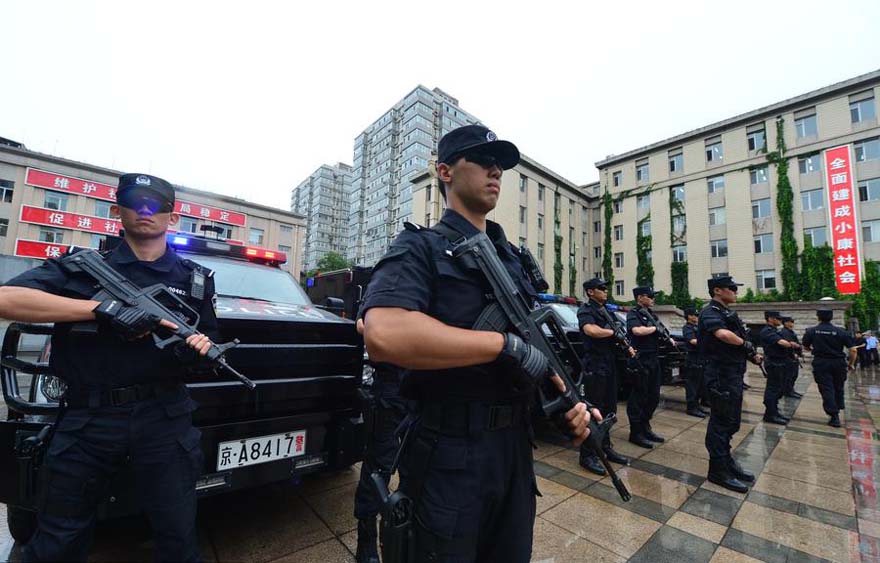 La policía de Pekín realiza preparatorios relacionados con la seguridad para dos eventos importantes que se celebrarán en la capital próximamente. Foto del 30 de junio de 2015. 