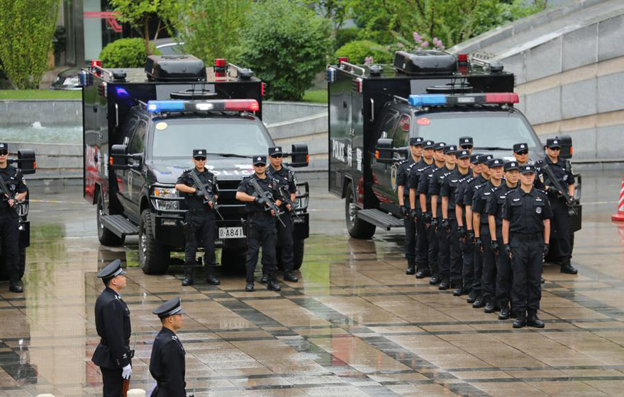 La policía de Pekín realiza preparatorios relacionados con la seguridad para dos eventos importantes que se celebrarán en la capital próximamente. Foto del 30 de junio de 2015. 