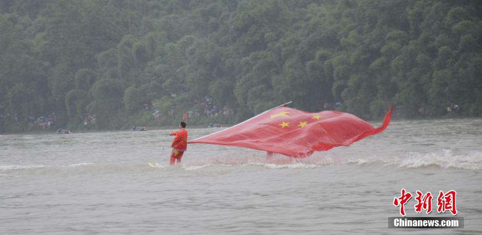 Equipo de esquí acuático acrobático de China representa el "trapecio en el aire" en Sichuan