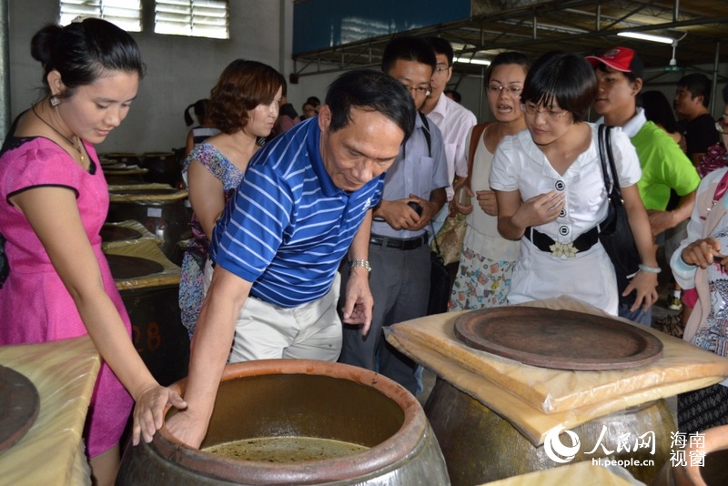 Chen Changzhuo presenta su producto a los visitantes en Hainan. (Foto/Pueblo en Línea)