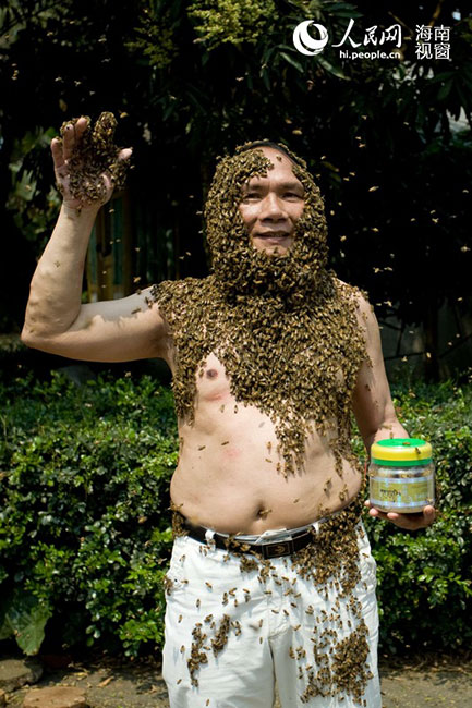 Chen Changzhuo, de casi 70 años, ha sido apicultor durante 51 años. Lo llaman el maestro de la apicultura en Hainan. (Foto/Pueblo en Línea)