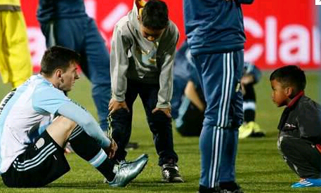 Dos niños consuelan a Lionel Messi tras perder la Copa América