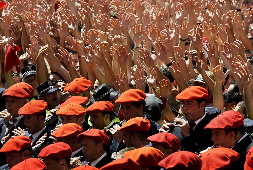La banda municipal toca durante el inicio de la fiesta de San Fermín en Pamplona, España, el 6 de julio de 2015. El festival, más conocido por las carreras diarias junto a los toros, arrancó el lunes con el lanzamiento del tradicional "Chupinazo" y durará hasta el 14 de julio. [Agencias de fotografía]