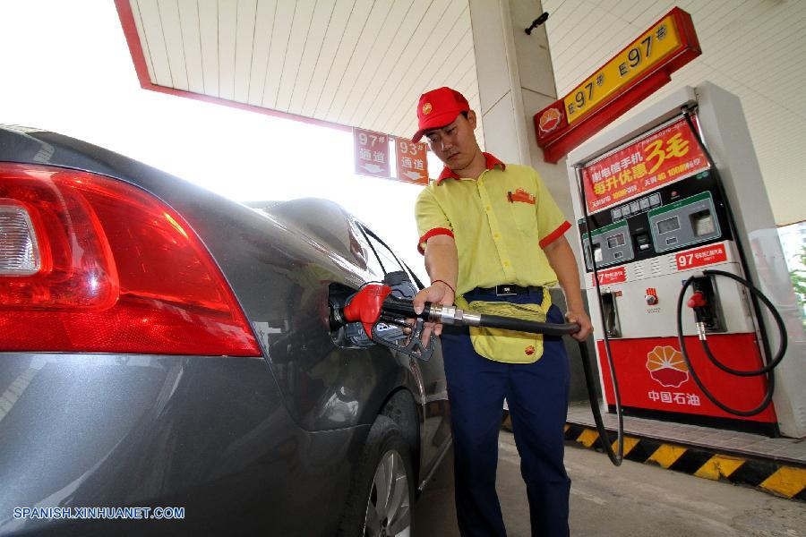 China reduce precios minoristas de combustibles