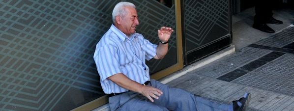 Un banquero australiano ayudará al anciano convertido en símbolo de la crisis griega