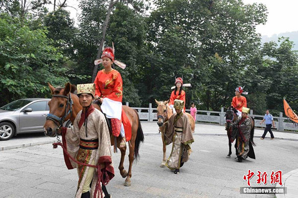 Los estudiantes más sobresalientes del “gaokao” se vistieron con trajes tradicionales y pasearon a caballo por el parque, como lo hacían sus antepasados, en un parque en la provincia de Hubei.