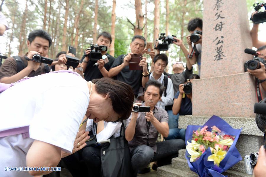 Huérfanos  japoneses de la  guerra visitan tumbas de sus  padres adoptivos chinos