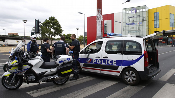 Liberan a las 18 personas retenidas en un centro comercial de París