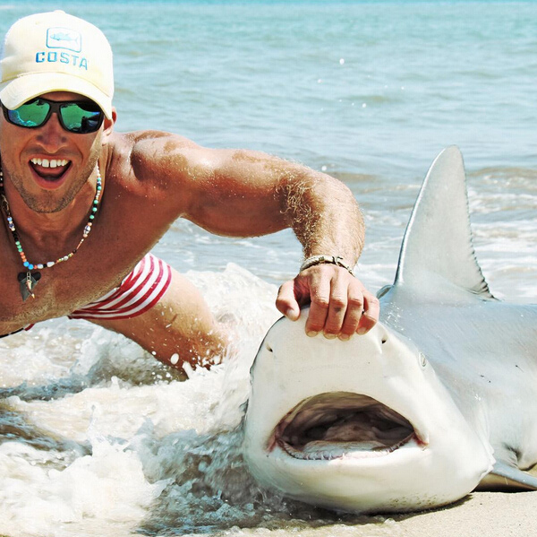 Un hombre se hace famoso en Internet por capturar tiburones con sus propias manos 3