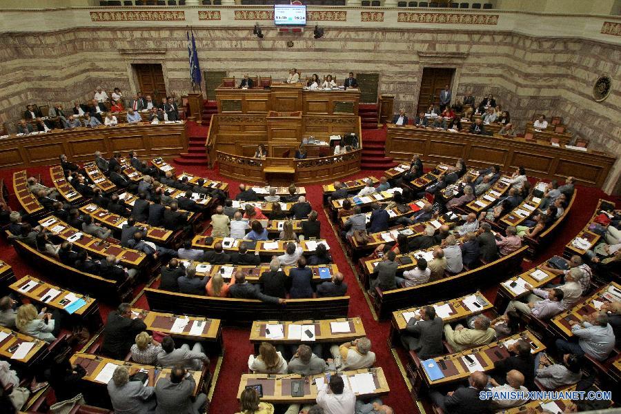 Parlamento griego aprueba acuerdo sobre deuda y primeras reformas 4