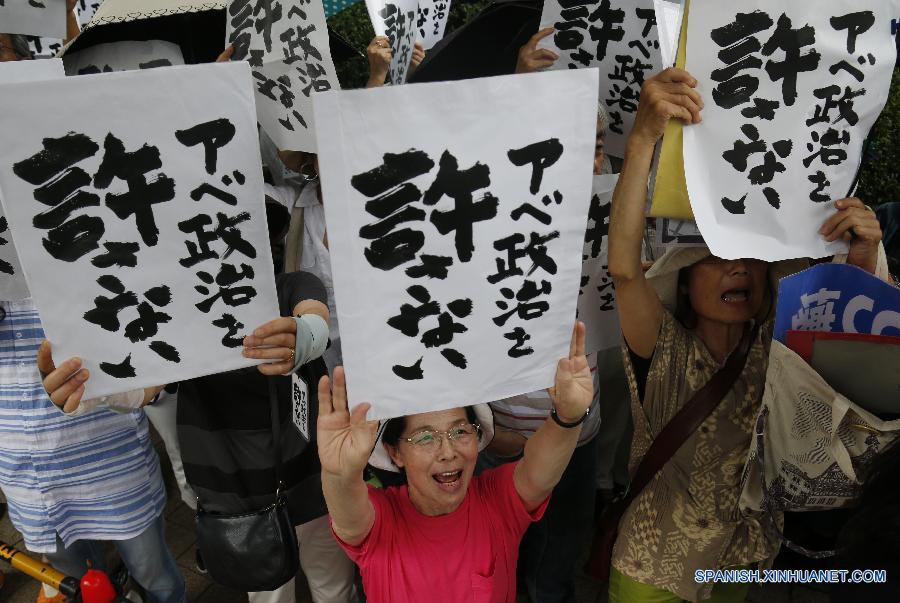 Tasa de apoyo a gabinete de Abe cae 10 puntos porcentuales en medio de fuertes protestas por iniciativas bélicas 2