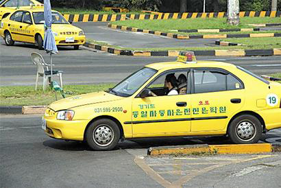 Turistas chinos ya no podrán obtener licencia de conducir en Corea del Sur 