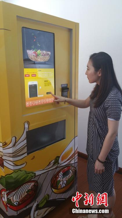 Entra en funcionamiento la primera máquina expendedora de fideos con ternera en Shanghai