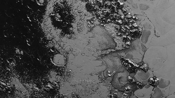 La sonda New Horizons localiza una nueva cordillera en Plutón