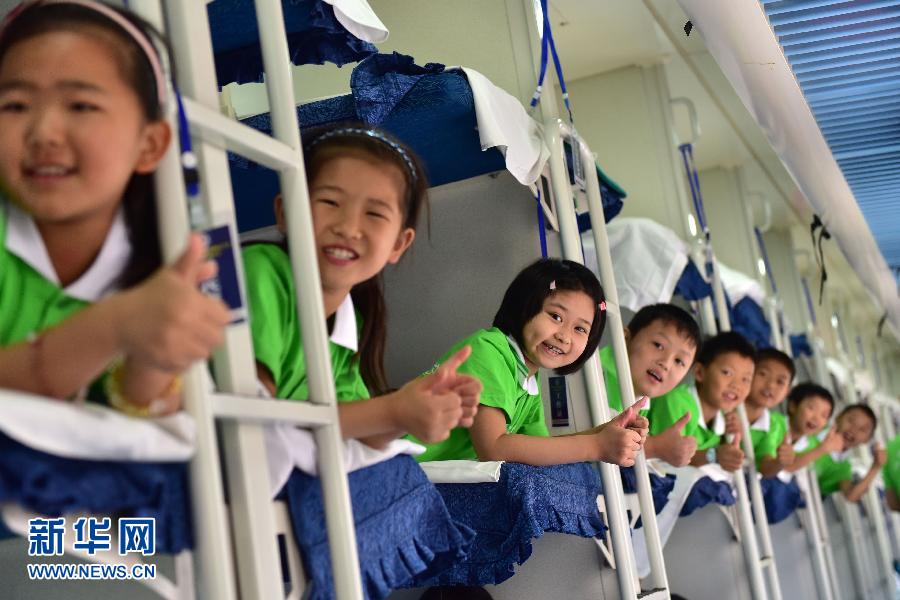  El 22 de julio, los niños criados por familiares hicieron fotos en el vagón de tren.