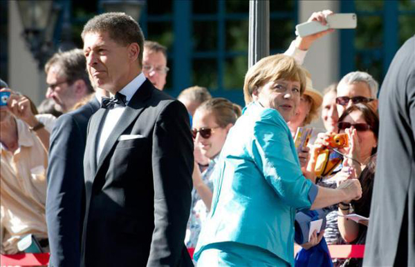 Merkel no se desmayó sino que se rompió su silla