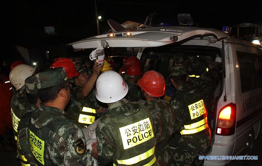 Rescatados once mineros atrapados más de 40 horas en suroeste de China 3