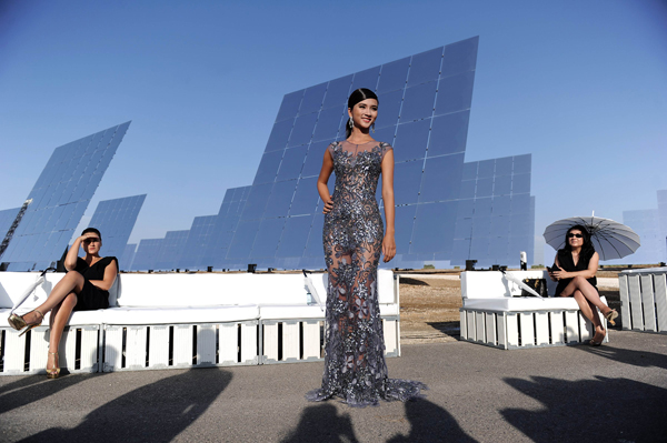 Jessica Minh Anh organiza primer desfile de moda entre paneles solares en Sevilla
