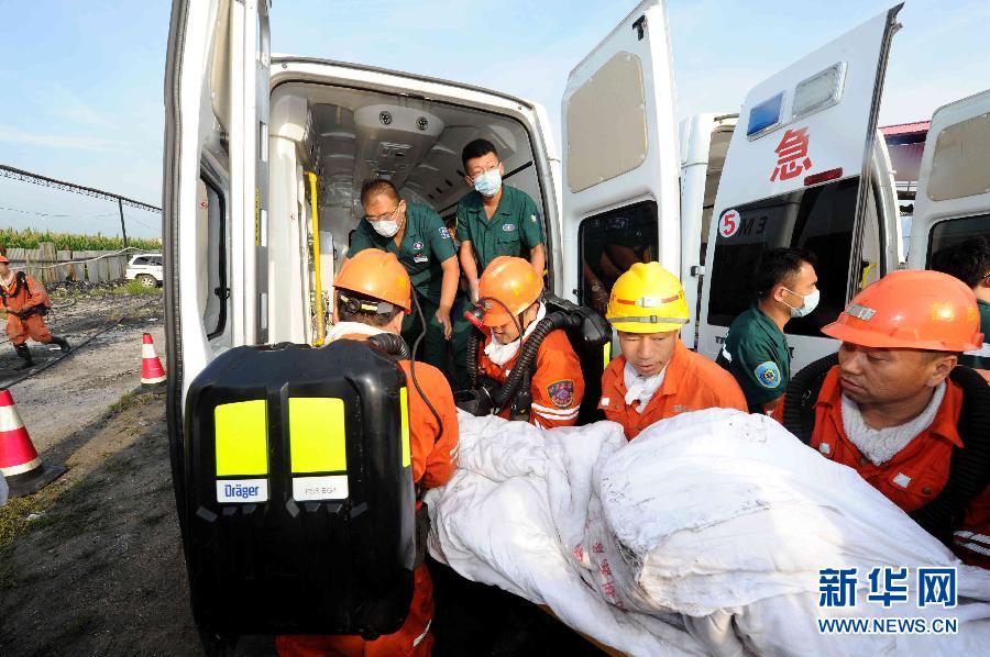 Rescatan a seis trabajadores de mina de carbón inundada en China 2