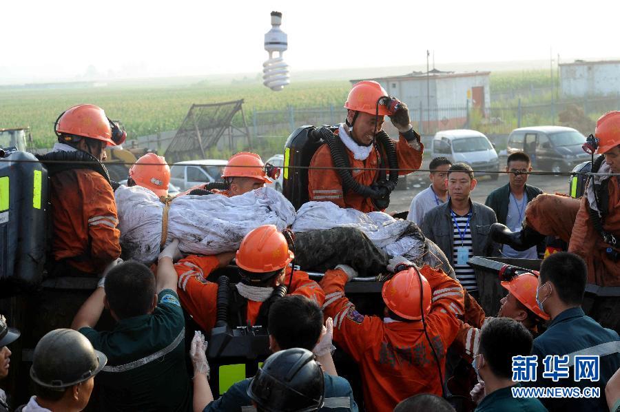 Rescatan a seis trabajadores de mina de carbón inundada en China 4