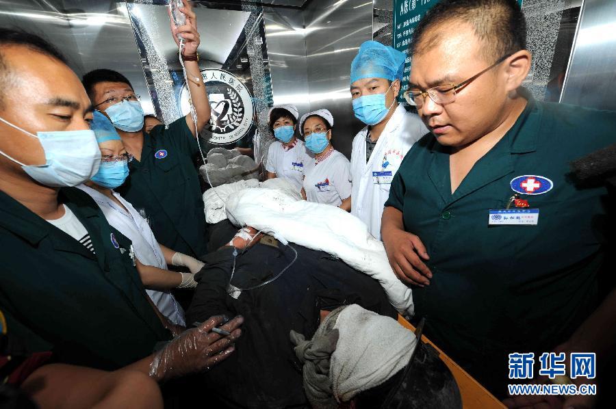 Rescatan a seis trabajadores de mina de carbón inundada en China 5