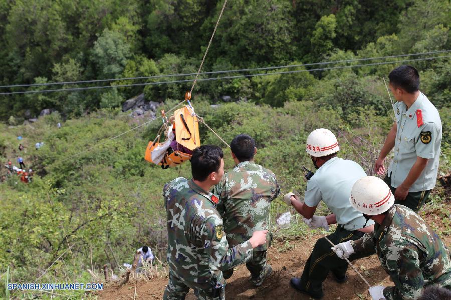 Tres muertos y 16 heridos en accidente de minibús en Yunnan 3