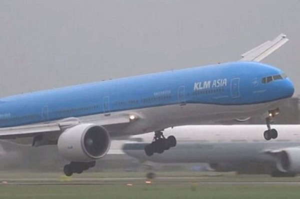 Terrorífico aterrizaje de un avión en medio de una tormenta en Holanda