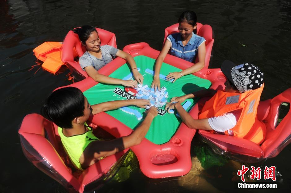Chicas en bikini participan en una competición de Mahjong sobre el agua