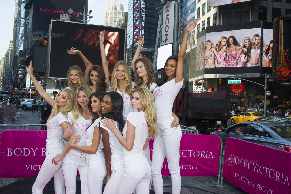 Las nuevas supermodelos de Victoria's Secret posan en Times Square 4