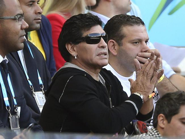 Diego Maradona avisa que irá 'por la FIFA'