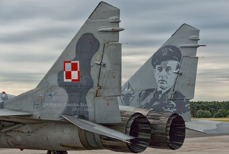 Retrato del héroe pintado en doble alerón del Mig-29UB