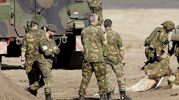 Soldados holandeses imitan el ruido de las balas por la falta de munición