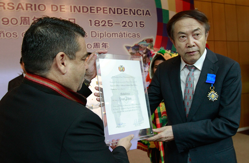 Bolivia condecora al escultor Yuan Xikun con la Legión de Honor Mariscal Andrés Santa Cruz y Calahumana