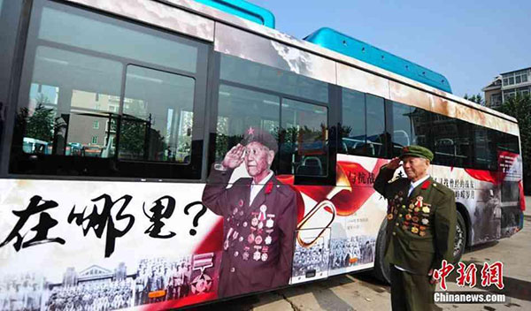 Un veterano busca a sus viejos amigos con un anuncio en autobús