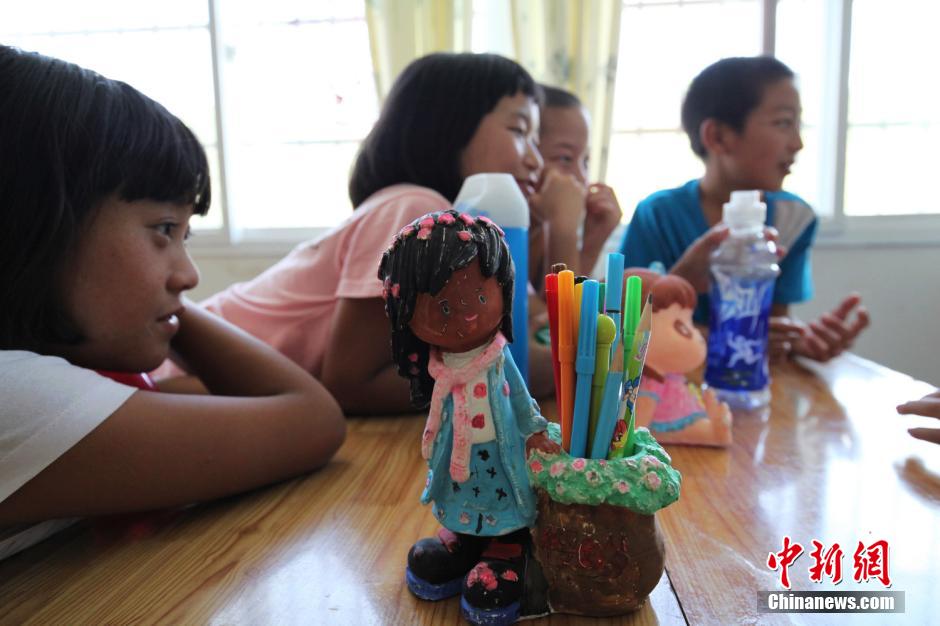 Una española cuida a siete huérfanos en Liangshan