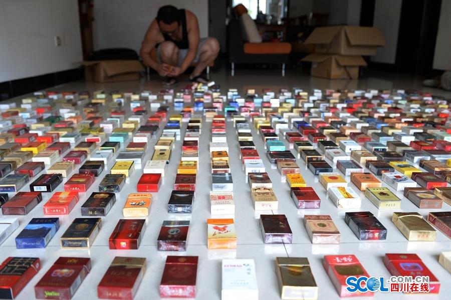 Un hombre colecciona 30.000 paquetes de cigarrillos en 30 años