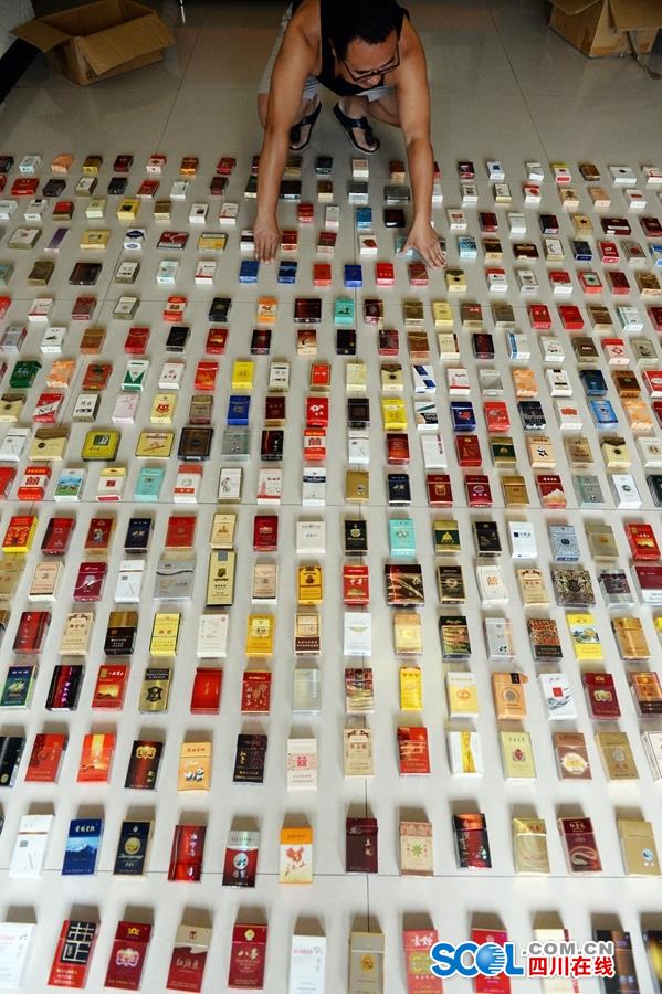 Un hombre colecciona 30.000 paquetes de cigarrillos en 30 años