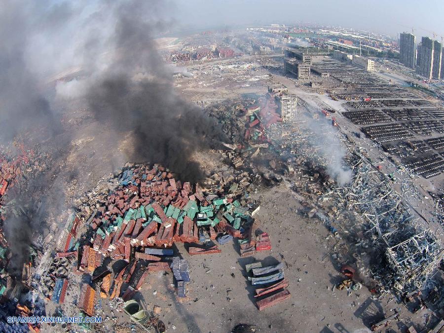 Fuegos en Tianjin "inicialmente controlados" con 18 bomberos desaparecidos