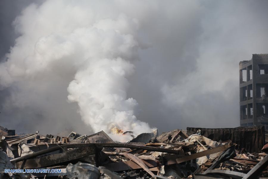 Fuegos en Tianjin "inicialmente controlados" con 18 bomberos desaparecidos