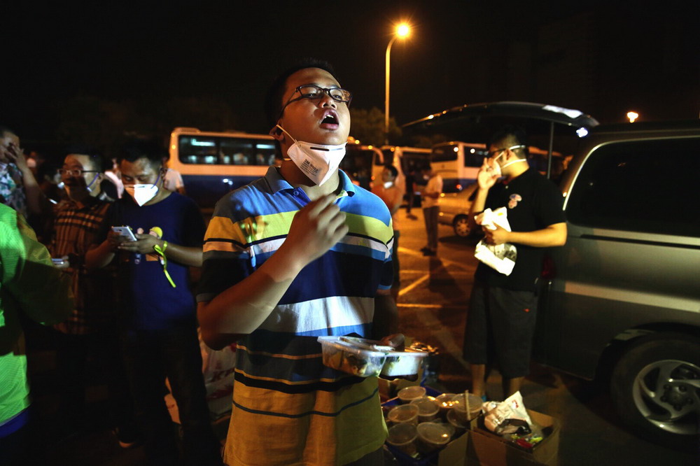 La primera noche en Tianjin después de las explosiones
