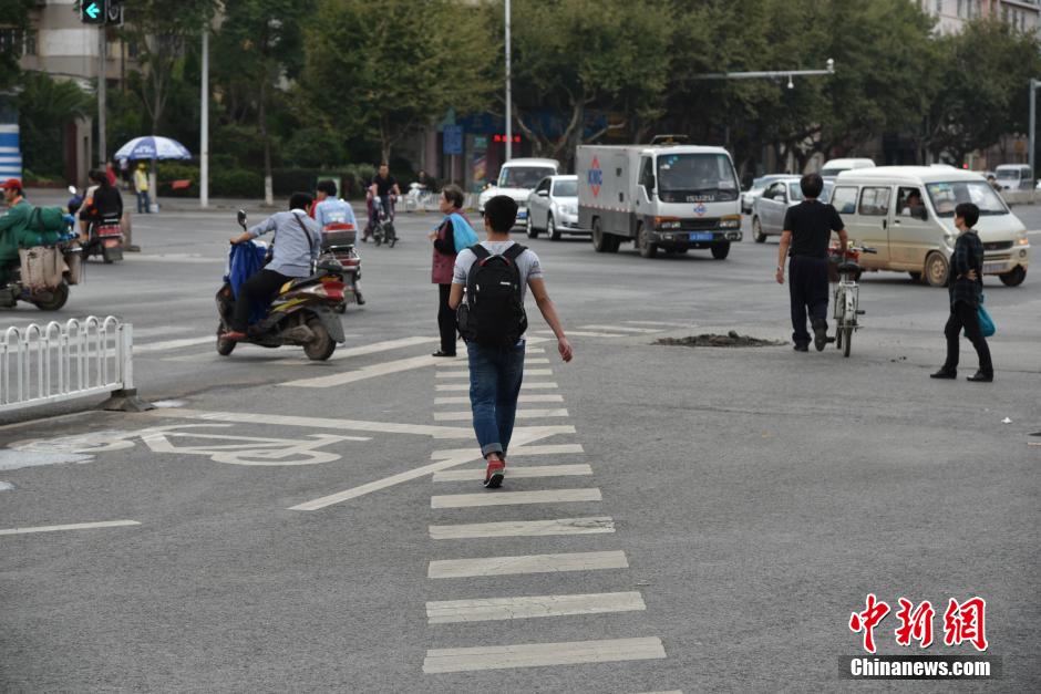 El paso de cebra más estrecho del suroeste de China